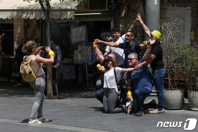 17일(현지시간) 이스라엘 예루살렘의 한 거리에서 시민들이 마스크를 벗고 기념사진 촬영을 하고 있다./사진=(AFP=뉴스1)