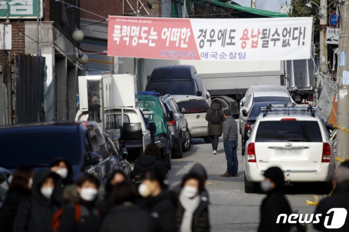 지난해 11월26일, 3차 명도집행 반발 후 서울 성북구 사랑제일교회로 향하는 길이 차량들로 막혀있다/사진제공=뉴스1