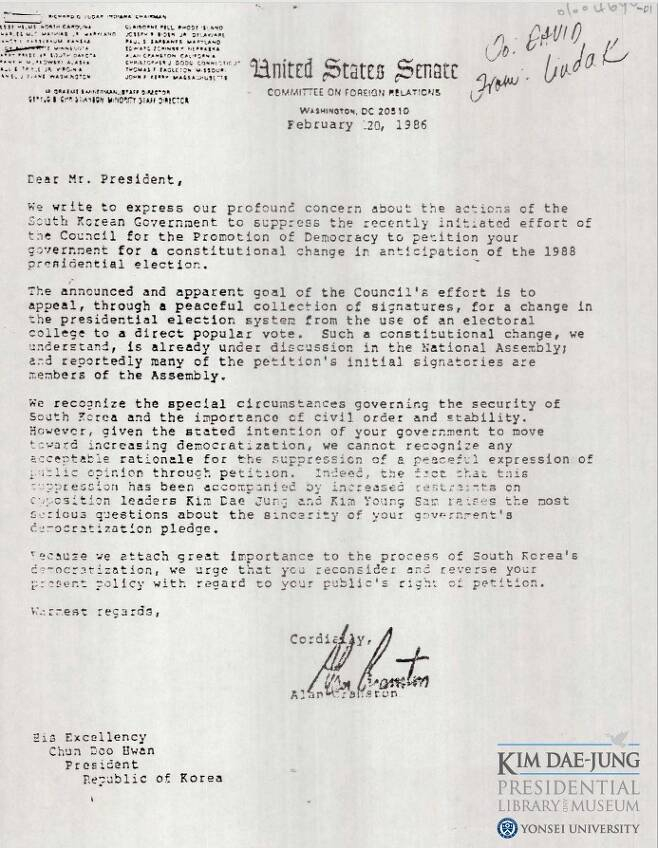 1986년 2월20일 조 바이든 당시 상원의원을 비롯한 미 상원의원들이 전두환 전 대통령에게 보낸 편지.(연세대 김대중도서관 제공)
