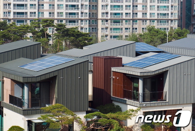 태양광발전 설비가 설치된 주택. © News1