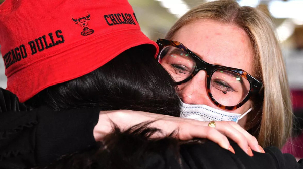 호주-뉴질랜드 양국 간 트래블 버블 개시로 400여 일 만에 재회한 가족들이 눈물을 흘리며 서로를 껴안고 있다. /사진제공=AFP/뉴스1