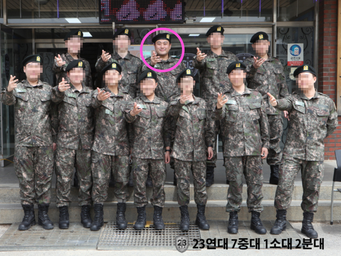 (표시한 인물) 가수 김호중 /사진=육군훈련소