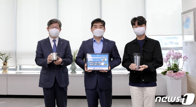 주명현 사학연금 이사장(가운데)이 '고고챌랜지' 캠페인에 동참하는 모습 (사학연금 제공) © 뉴스1