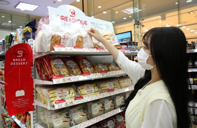 20일 고객이 GS25에서 브레디크 순우유 식빵을 고르고 있다. 