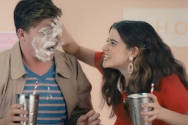 여성이 남성의 얼굴을 밀크셰이크 범벅으로 만드는 행동에 대해 '동의를 구하는 예시'라고 설명해 문제가 된 영상 /사진=페이스북 캡처