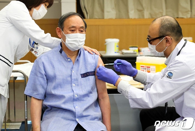 스가 요시히데 일본 총리가 지난달 16일 도쿄 신주쿠 국립국제의료연구센터에서 코로나19 백신을 맞고 있다. © AFP=뉴스1
