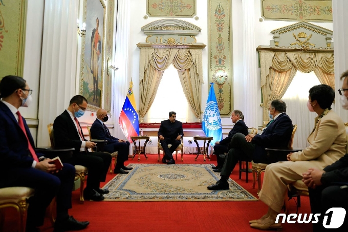 [사진] 비즐리 WFP 사무총장과 회담하는 마두로 대통령