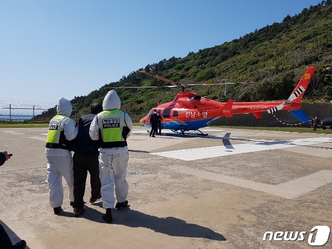 19일 여수해경이 복어독에 중독된 응급환자를 헬기로 이송하고 있다(여수해경 제공)2021.4.20/© 뉴스1