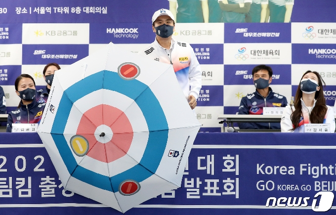 [사진] 컬링 우산 소개하는 김용빈 회장