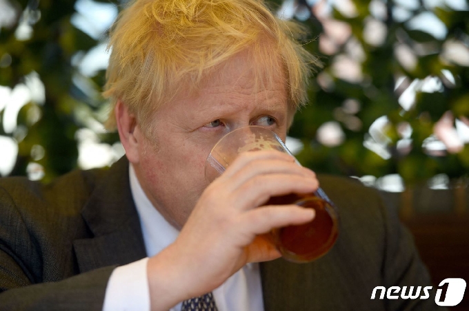 [사진] 펍 야외 테이블서 맥주 마시는 존슨 영국 총리