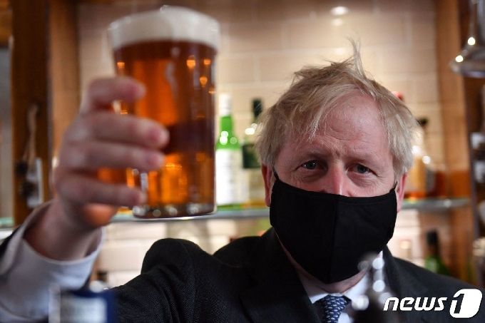 [사진] 마스크 쓰고 맥주 잔 든 존슨 영국 총리