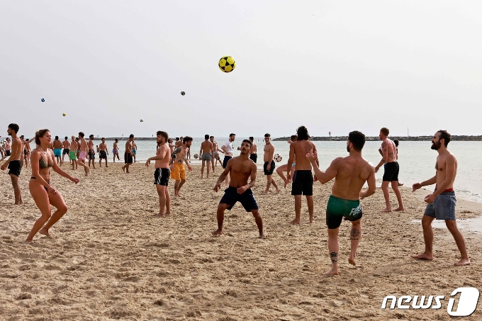 [사진] ‘노 마스크’로 해변서 공놀이하는 이스라엘인들