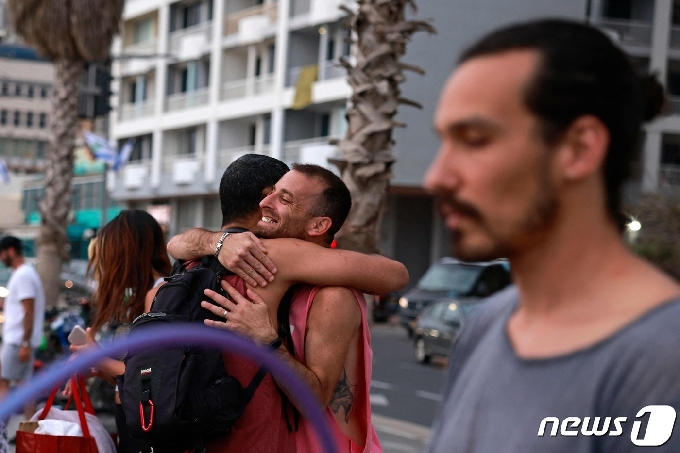 [사진] ‘노 마스크’로 포옹하는 이스라엘 젊은이들