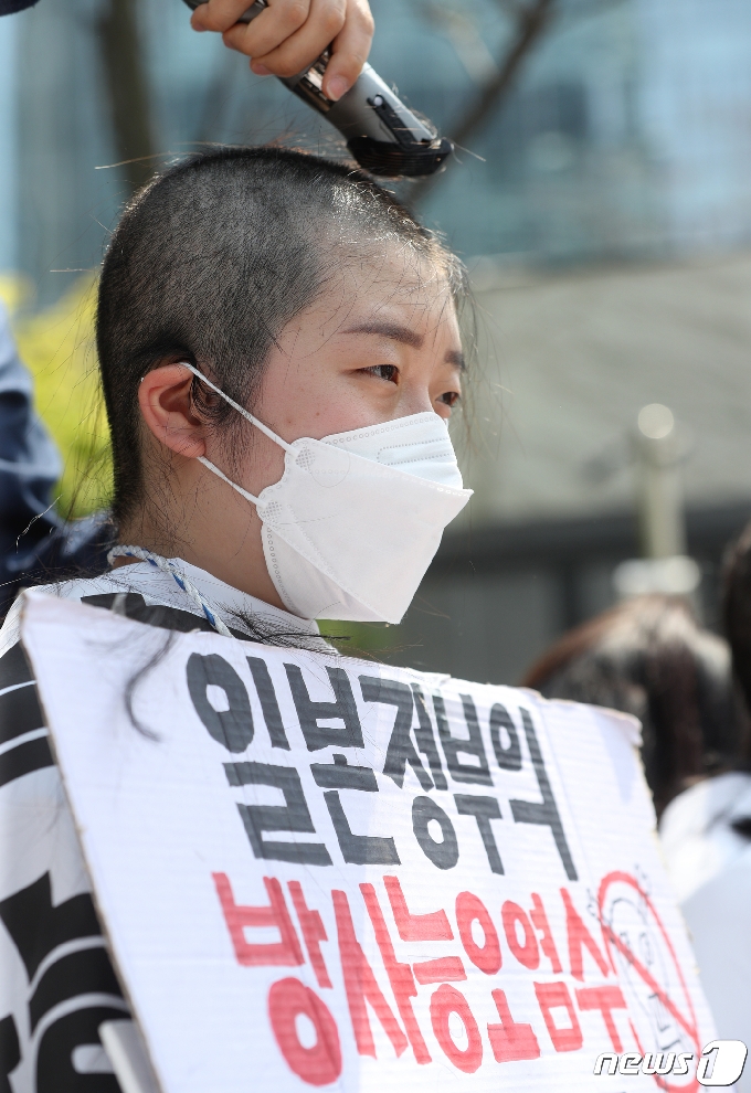 [사진] 삭발하는 대학생들 '日 방사능 오염수 방류 규탄'