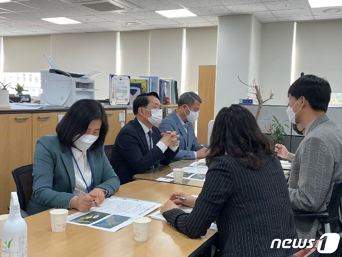 김경호 부시장이 중앙부처를 방문하고 지역현안사업에 대한 국비지원을 요청했다.(광양시 제공)2021.4.20/© 뉴스1