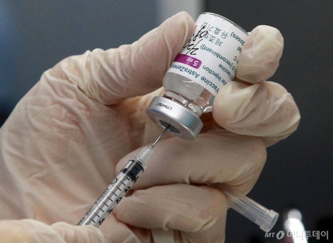 국내 코로나19 백신 접종이 시작된 26일 서울 도봉구보건소에서 의료진이 아스트라제네카 백신을 주사기에 담고 있다. / 사진공동취재단 /사진=홍봉진 기자 honggga@