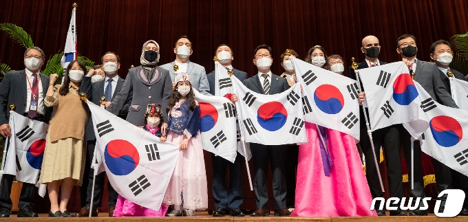 [사진] 우수인재 국적증서 수여식 '이제는 한국인'
