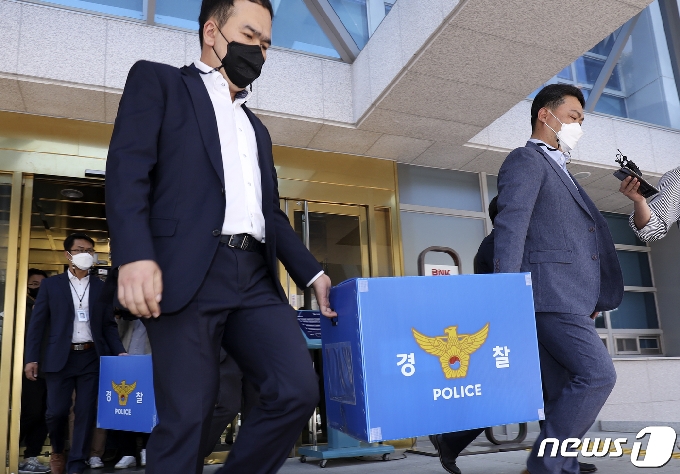 [사진] 경찰, 송병기 전 부시장 투기 의혹 울산시청 압수수색