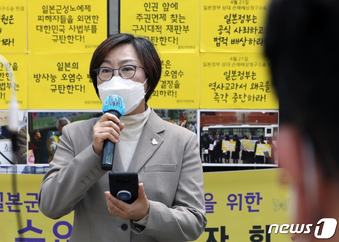 [사진] 정기 수요시위 참석해 발어하는 이나영 이사장