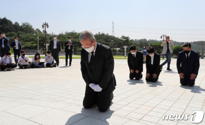 지난해 8월19일 당시 김종인 전 국민의힘 비대위원장이 광주 북구 국립5·18민주묘지에서 무릎꿇고 참배하고 있다./사진=뉴스1  