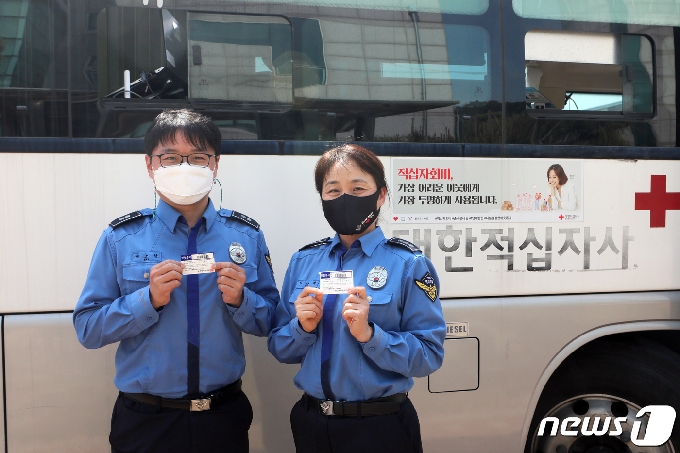 부산해경 직원들이 헌혈 후 기념사진을 찍고 있다 (부산해양경찰서제공) © 뉴스1