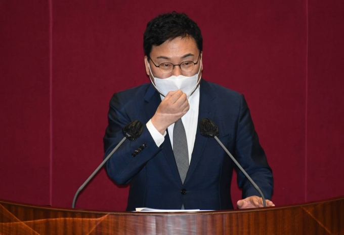 이상직 무소속 의원이 21일 오후 서울 여의도 국회에서 열린 본회의에서 본인의 체포동의안에 대해 신상발언하고 있다. (공동취재사진)