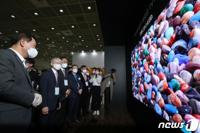 (왼쪽부터)한종희 삼성전자 사장과 최기영 과학기술정보통신부 장관이 21일 오후 서울 강남구 코엑스에서 열린 '월드IT쇼 2021'의 삼성전자 부스에서 마이크로LED TV를 살펴보고 있다./사진=뉴스1