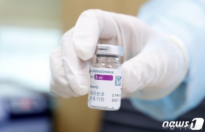 지난 12일 서울 중랑구보건소에서 의료진이 아스트라제네카 백신 접종 준비를 하고 있다.  /사진제공=뉴스1