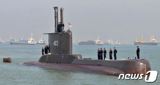 인도네시아 해군 병사 53명이 탑승한 잠수함이 바다에서 실종돼 연락이 닿지 않고 있다. 사진은 실종된 인도네시아 잠수함 KRI 낭갈라 402호의 모습. /사진=로이터/뉴스1