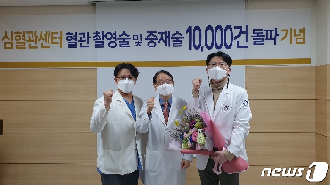 청주 하나병원 심혈관센터는 심장혈관 촬영술과 중재술 1만건을 돌파했다고 22일 밝혔다. 박중겸 병원장과 관계자들이 기념촬영을 하고 있다. (하나병원 제공)© 뉴스1