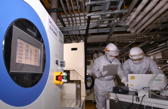LG디스플레이 직원들이 파주 공장에 설치된 온실가스 감축설비를 통해 배출되는 온실가스량을 점검하고 있다. /사진제공=LG디스플레이