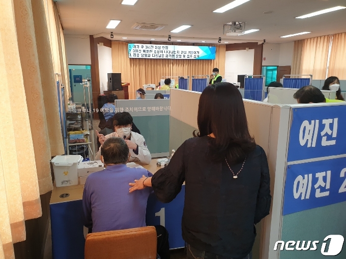 22일 충북 영동군보건소에서 어르신들을 상대로 코로나19 백신 접종을 하고 있다.(영동군 제공)© 뉴스1