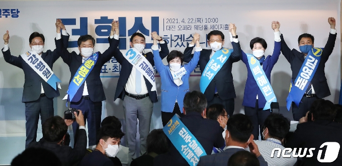 [사진] 인사하는 최고위원 후보자들