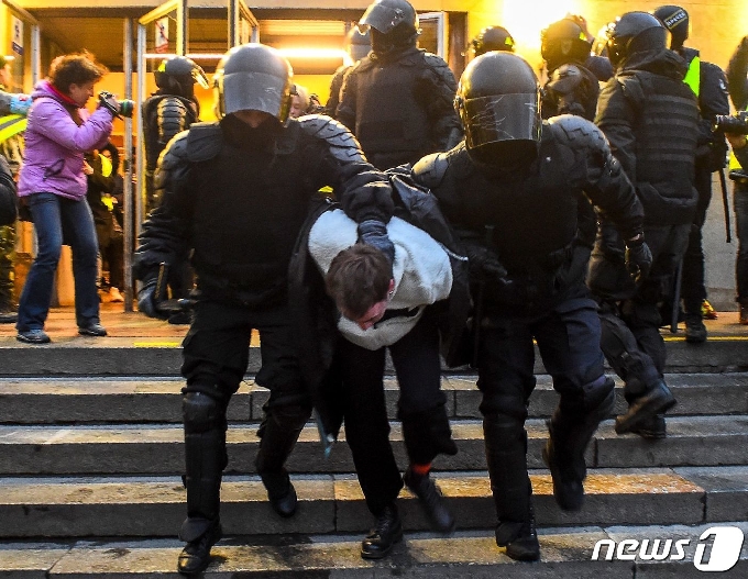 [사진] 경찰에 끌려가는 나발니 석방 요구 러 시위대
