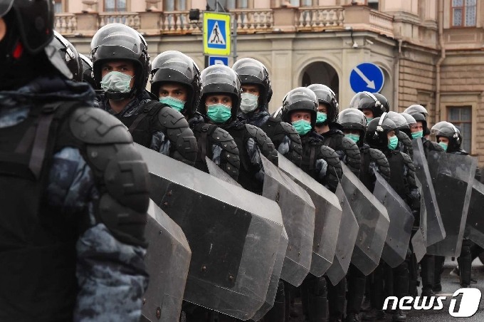 [사진] 나발니 지지 시위대 도로 접근 봉쇄하는 러 경찰