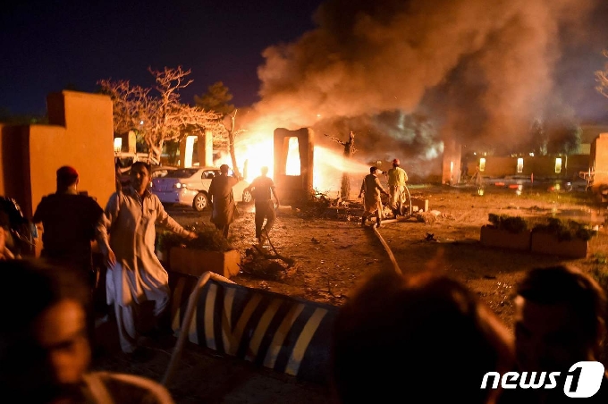 [사진] 차량 폭탄 테러로 불길 휩싸인 파키스탄 호텔
