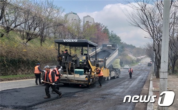 광주 서구가 시민의 안전과 편익을 위한 노후 도로 정비를 실시하고 있다. (광주 서구 제공) 2021.4.22/뉴스1