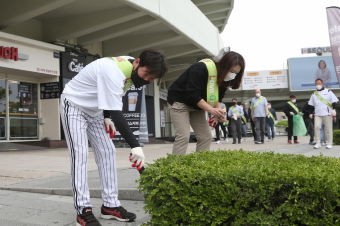 류지현(왼쪽) LG 감독이 구단 프런트와 함께 자발적으로 환경 미화 활동에 참여했다. /사진=LG 트윈스 제공
