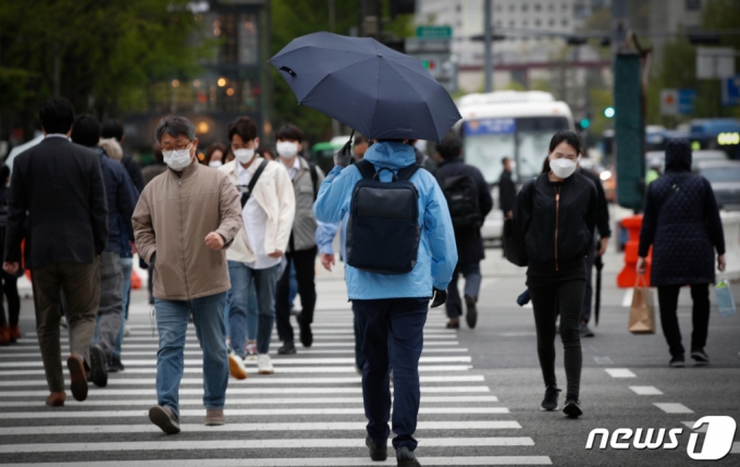 전국이 흐리고 비가 올 것으로 예보된 지난 16일 오전 서울 광화문 네거리에서 한 시민이 우산을 쓴 채 출근하고 있다. /사진=뉴스1