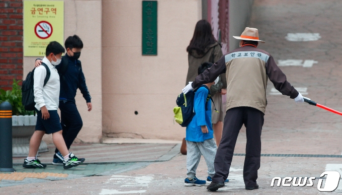 지난 22일 서울 시내 초등학교에서 마스크 쓴 학생들이 등교하고 있다./뉴스1 © News1 안은나 기자