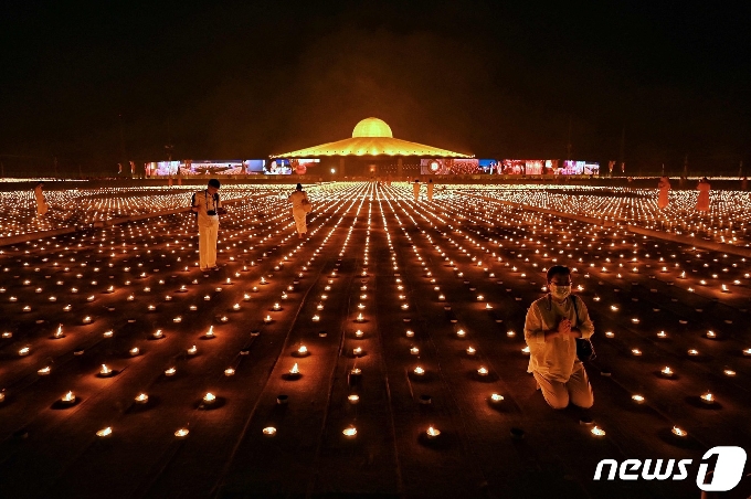 지구의 날 행사를 맞아 태국의 한 사원에서 33만개의 촛불을 동시에 키는 행사를 했다. © AFP=뉴스1 © News1 원태성 기자