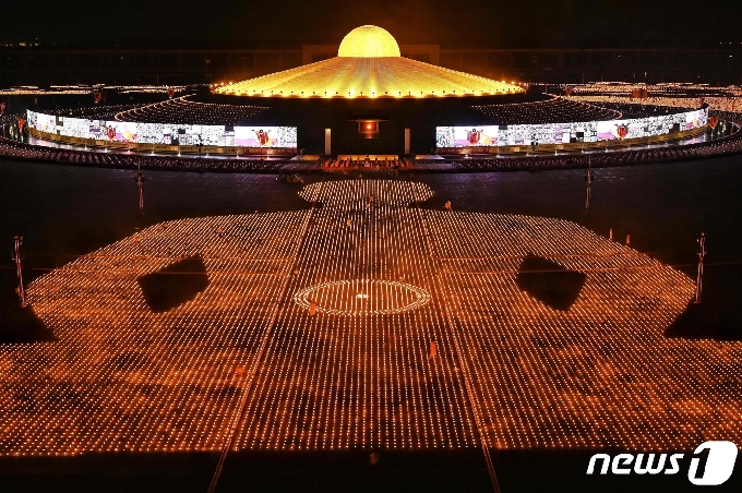 태국 한 불교사원에서 지구의 날을 맞아 22일(현지시간) 33만개의 초에 동시 불을 붙이는 행사를 진행했다. © AFP=뉴스1 © News1 원태성 기자