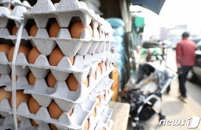 (서울=뉴스1) 이승배 기자 = 서울 동대문구 청량리 청과물시장에서 계란이 판매되고 있다. 2021.3.14/뉴스1  