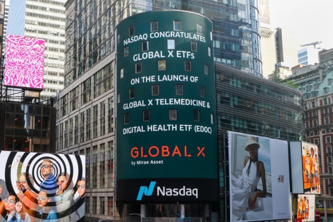 미국 뉴욕 타임스퀘어 나스닥 마켓사이트(NASDAQ MarketSite)에 표시된 ‘Global X Telemedicine & Digital Health ETF’ 상장 축하메세지./사진제공=미래에셋자산운용     