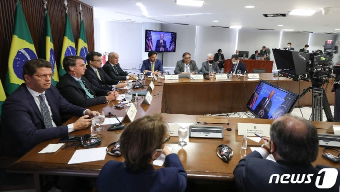 [사진] 각료와 바이든 발언 듣는 보우소나루 브라질 대통령