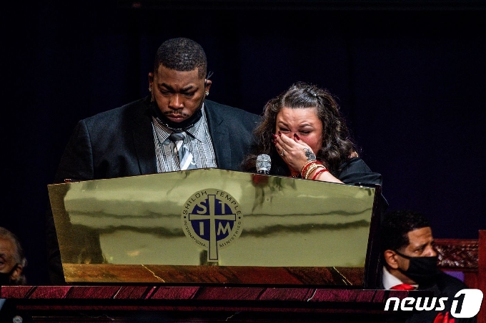 [사진] 美 경찰 총에 숨진 흑인 장례식서 오열하는 부모