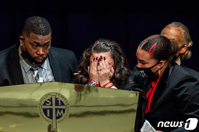 [사진] 미네소타 경찰 총에 숨진 흑인 청년 장례식의 부모