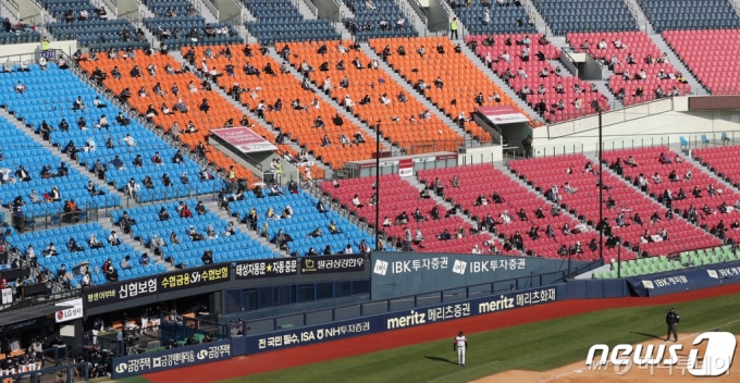 지난 18일 서울 잠실야구장에서 열린 ‘2021 신한은행 SOL KBO리그’ LG트윈스와 두산베어스의 경기에서 야구팬들이 응원을 하고 있다. /사진제공=뉴스1