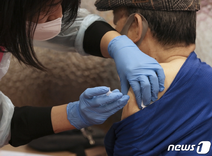 신종 코로나바이러스 감염증(코로나19) 화이자 백신 접종. 뉴스1 © News1 윤일지 기자