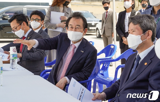 이인영 통일부장관(오른쪽)이 23일 목포를 방문, 김종식 시장(가운데)으로부터 호남권 통일플러스센터 건립 설명을 듣고 있다.(목포시 제공)2021.4.23/뉴스1